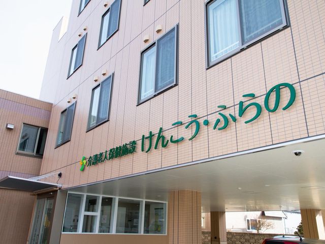 施設の外観 外観   淡い色合いの外壁と大きな窓が並ぶ、明るい印象の建物です。働く場所として、出入り口まわりの見通しもよさそうです。