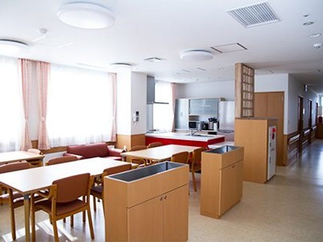 明るい食堂 食堂   大きな窓から自然光が入る、明るく開放的な食堂です。テーブル席がゆったり配置され、落ち着いて食事しやすい空間です。