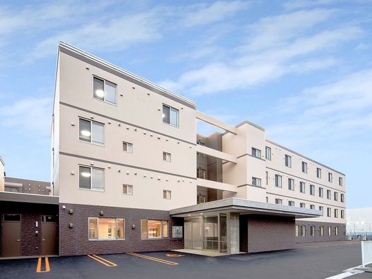明るい建物外観  