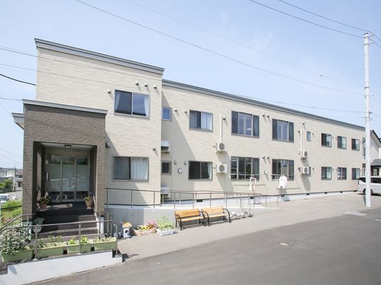 明るく清潔な外観