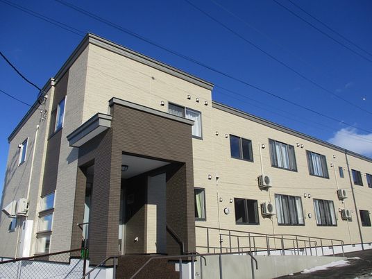 明るい外観の建物