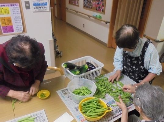野菜の準備をする人々