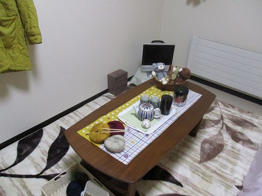 居室のテーブルと寝具 