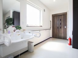 洗面台と入口のある部屋