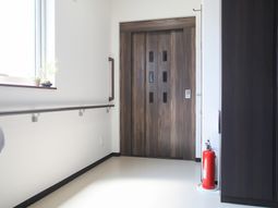 明るい廊下と木製の戸