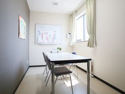会議風の明るい部屋