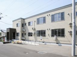 明るい日差しの外観