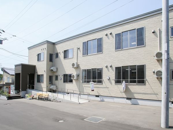 明るい日差しの外観