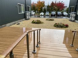 濡れたテラスと庭