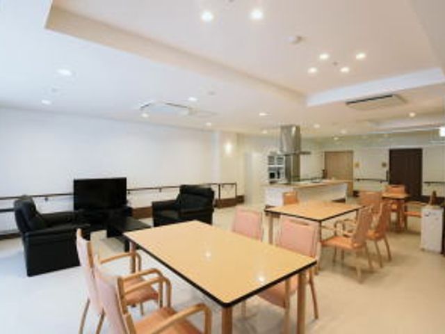 明るい食堂の風景 食堂 広々とした食堂は、明るい自然光が差し込む空間です。リラックスして過ごしやすい雰囲気です。