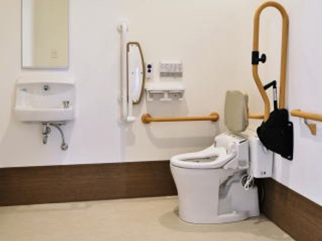 清潔なトイレ施設 トイレ 安全に配慮されたトイレです。手すりが設置されており、介護が必要な方も安心です。