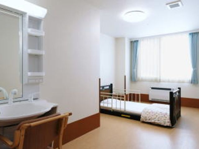 明るい居室 居室 広々とした窓から自然光がたっぷり入る明るい部屋です。快適に過ごせる環境が整っています。