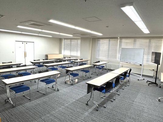 机が並ぶ多目的室  