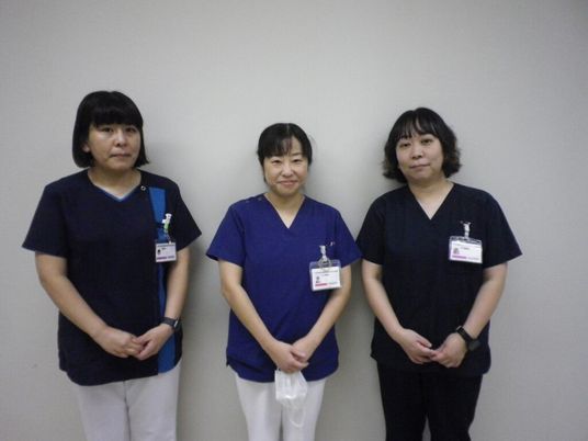 制服姿の職員3人  