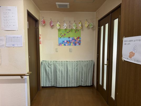 飾り付けられた廊下