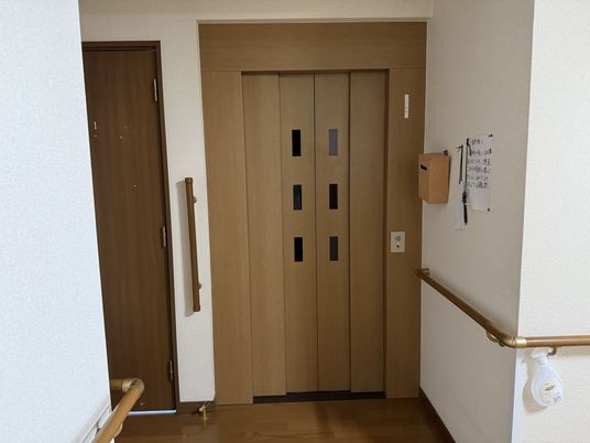 木目調のエレベーター