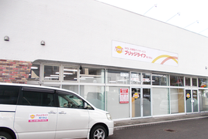 車のある施設外観