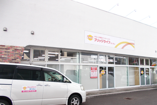 車のある施設外観