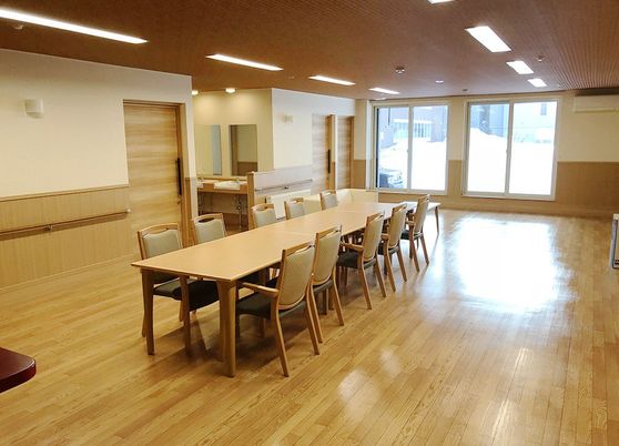 広々とした明るい食堂