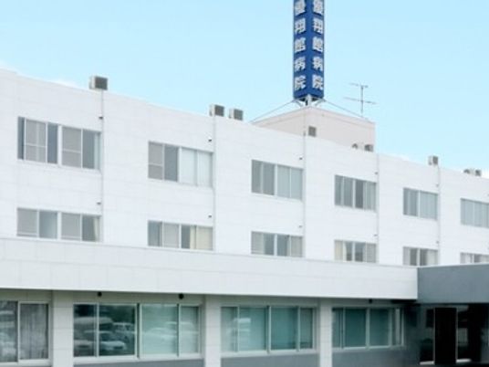 白い建物の外観  