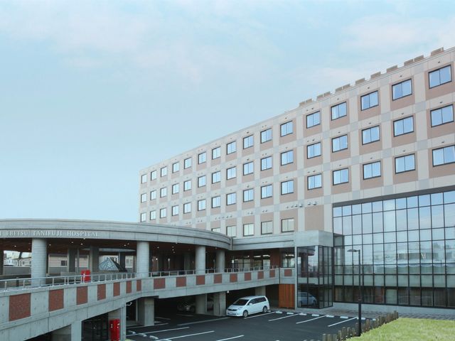 落ち着いた外観の建物 外観 大きな窓が特徴の建物です。周辺の自然環境と調和したデザインが魅力です。