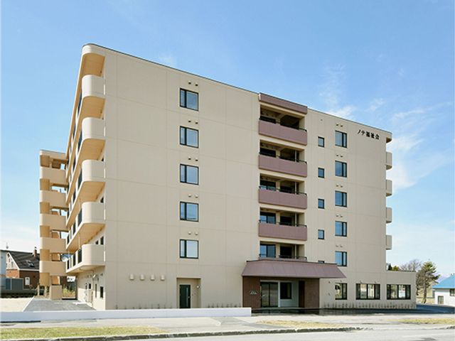 居住エリアの外観 外観 建物は落ち着いた色合いで、周囲の環境に調和しています。明るい青空と相まって、爽やかな印象を与えます。