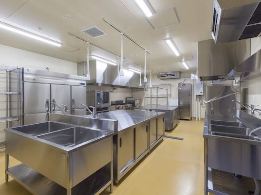 ステンレス製の設備がそろった厨房はきれいに掃除がされ、収納スペースが多く、整理整頓されている。
