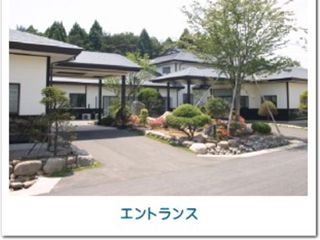 緑のある玄関前 エントランス   手入れの行き届いた植栽が玄関まわりを彩り、落ち着いた雰囲気です。車の乗り降りもしやすそうな、ゆったりした出入口です。