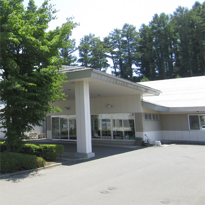 木々に囲まれた建物の外観