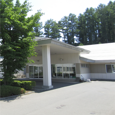 木々に囲まれた建物の外観