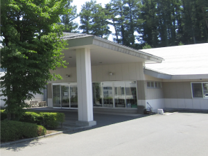 木々に囲まれた建物外観  