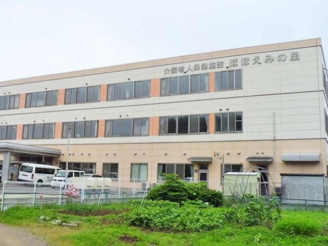 介護老人保健施設の外観 外観   3階建ての建物が見える落ち着いた外観です。窓が多く、前には緑のあるスペースが広がっています。