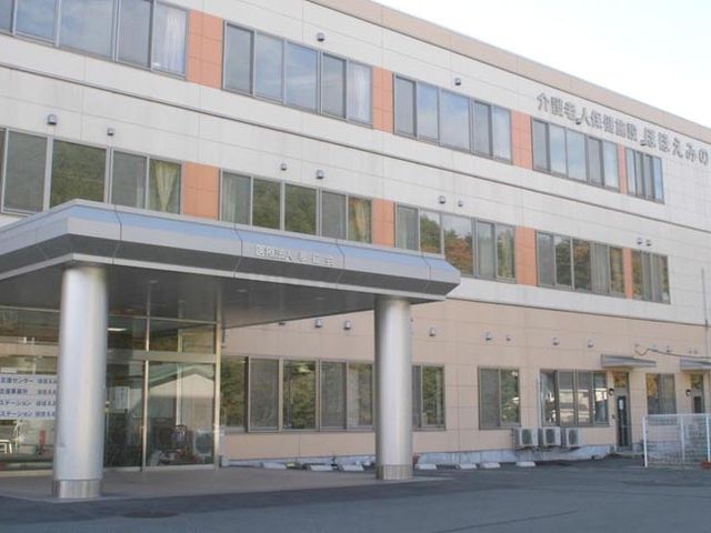 施設の外観 外観   3階建ての建物で、正面に大きな庇とガラス張りの出入口があります。窓が多く、明るい印象の外まわりです。