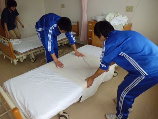 ベッド整備の様子  