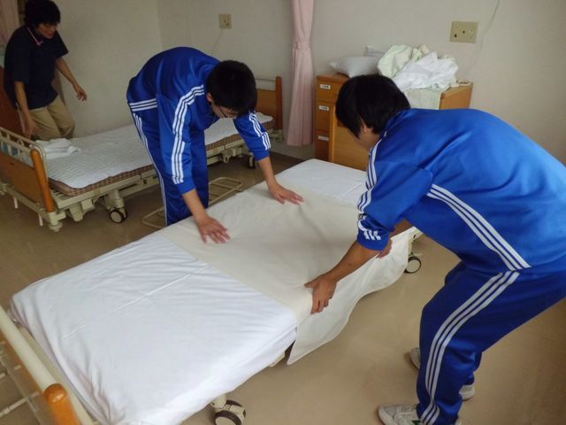 ベッド整備の様子  