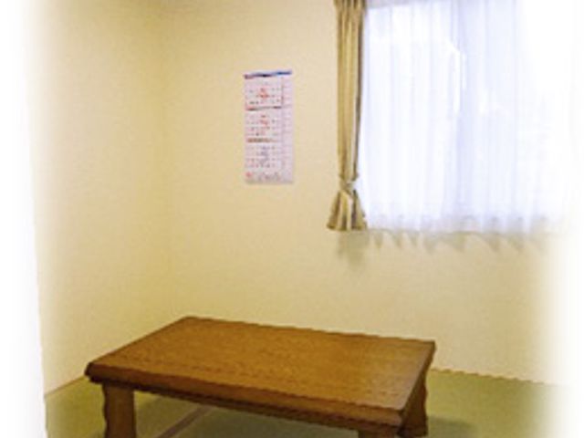 温かい光の和室 和室 自然光が差し込む静かな和室です。お茶を楽しむなど、穏やかなひとときを過ごせます。