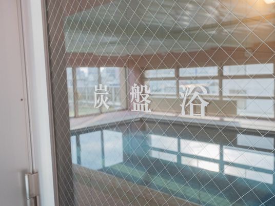 明るい窓付き浴室