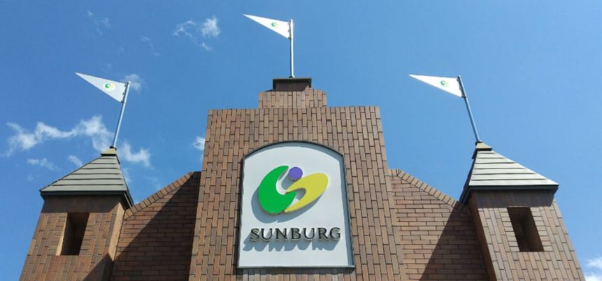 青空に映える建物