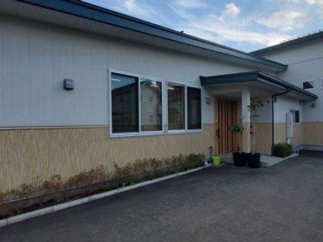 施設の外観 外観   木目調の玄関まわりが印象的な平屋建てです。青空の下で落ち着いた雰囲気があり、働く場の様子をイメージしやすいです。