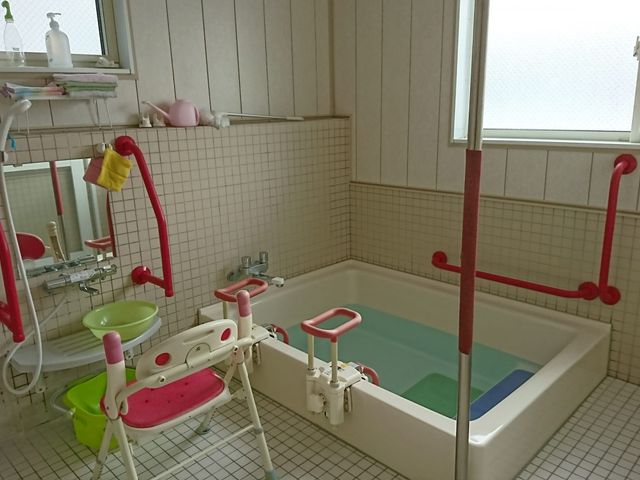 介助しやすい浴室空間 浴室 バリアフリー設計の洗練された浴室で、安全に介護サービスを提供しませんか。明るく清潔な環境でお待ちしています。