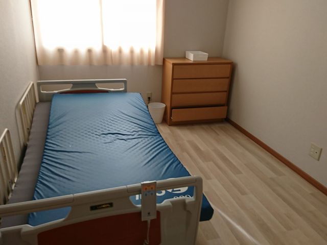 整備された居室の状況 居室 整えられた居室で、私たちは利用者様の快適な生活をサポートします。清掃など、大切な仕事をお任せします。