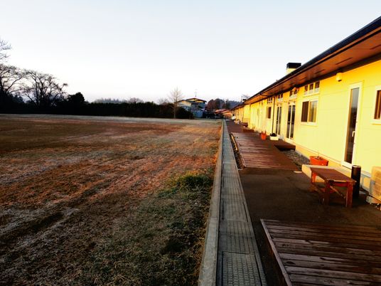 建物横の広い庭先  