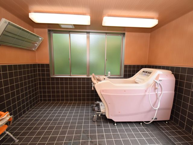 広々とした浴槽の浴室 浴室 広々とした浴槽が設置され、安心してご利用いただける安全設計の空間です。