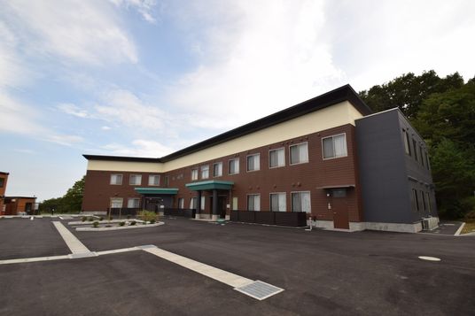 緑豊かな建物外観