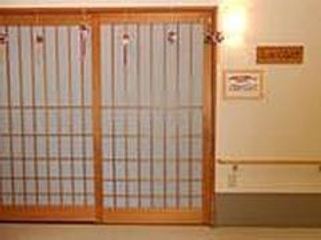 和風の扉の廊下 廊下 広々とした和風の扉が設置された廊下です。車椅子でも移動しやすい設計になっています。