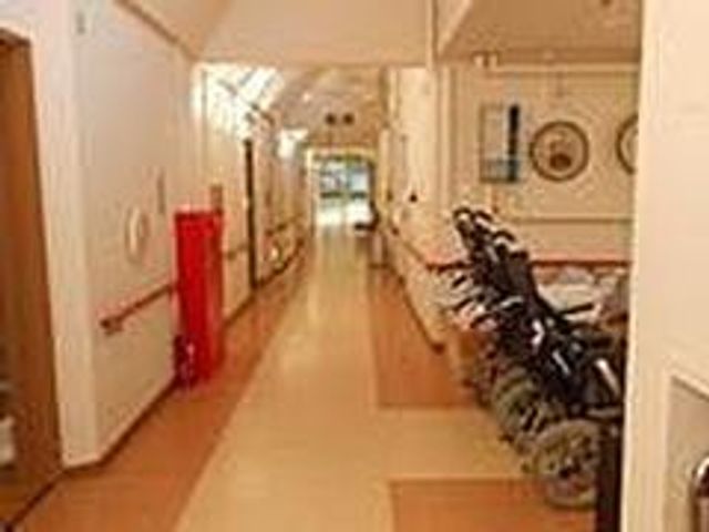 車椅子が並ぶ廊下 廊下 広々とした廊下には、車椅子が整然と並べられています。移動がしやすい設計です。