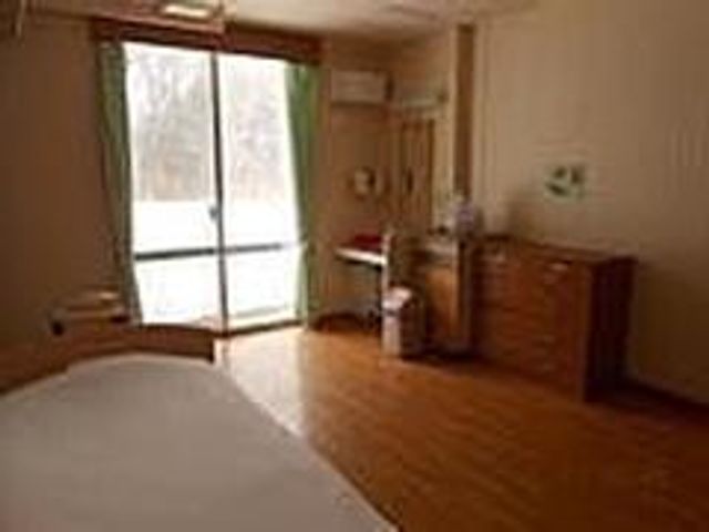 窓際の明るい居室 居室 自然光がたっぷり入る居室は、快適な就業環境を提供します。収納スペースも十分です。