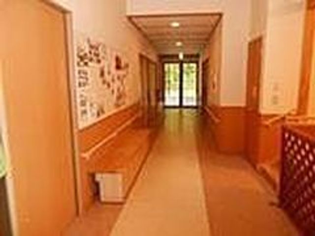 明るい廊下 廊下 光が差し込む明るい廊下です。落ち着いた雰囲気の中で、移動がしやすくなっています。