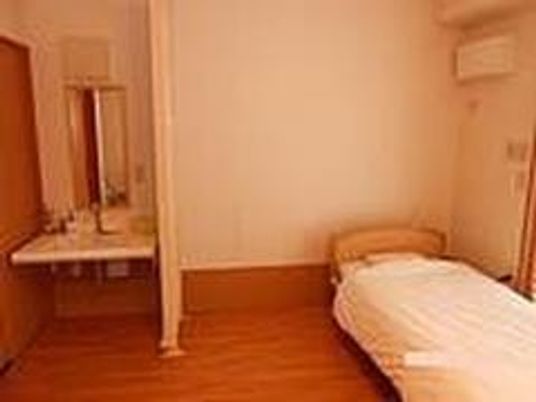 ベッドと洗面台がある居室