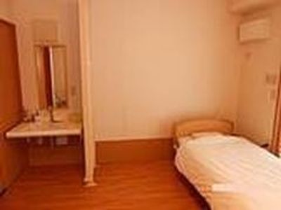 ベッドと洗面台がある居室